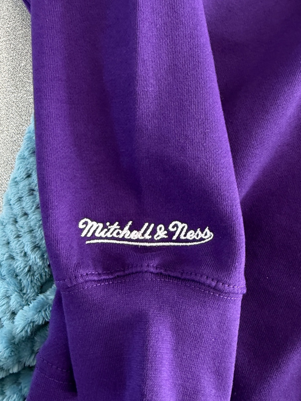 Mitchell & Ness Toronto Raptors Vintage Crewneck Medium Sweatshirt - Picture 2 of 4